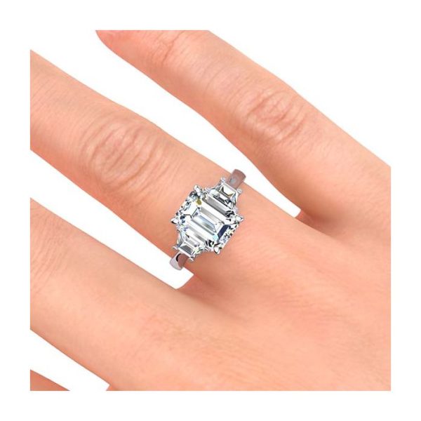 8ct Emerald Cut With Baguett Side Stones